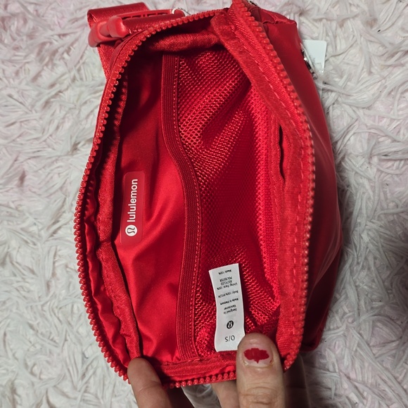 Everywhere Belt Bag 1L NWT - Picture 5 of 8